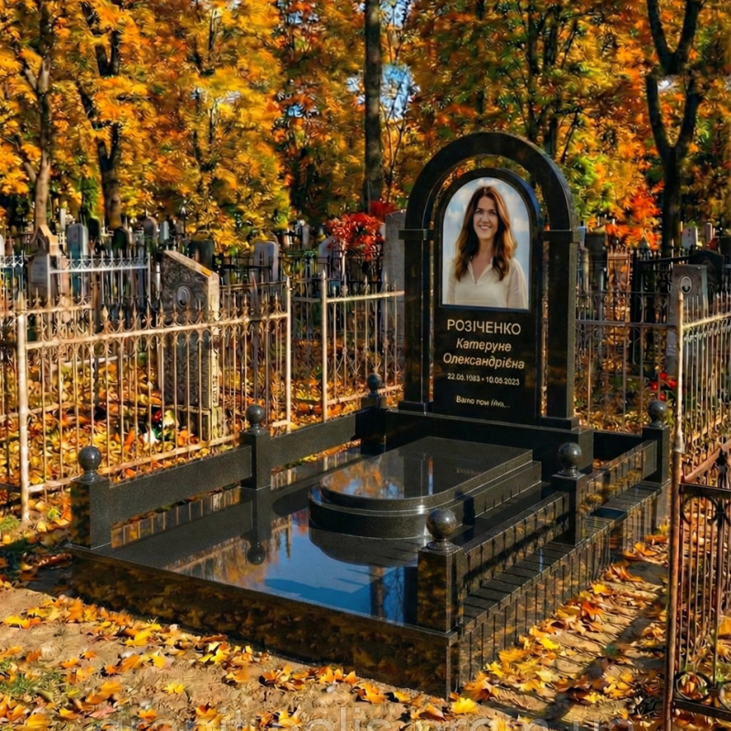 Меморіальний комплекс з червоного граніту з аркою