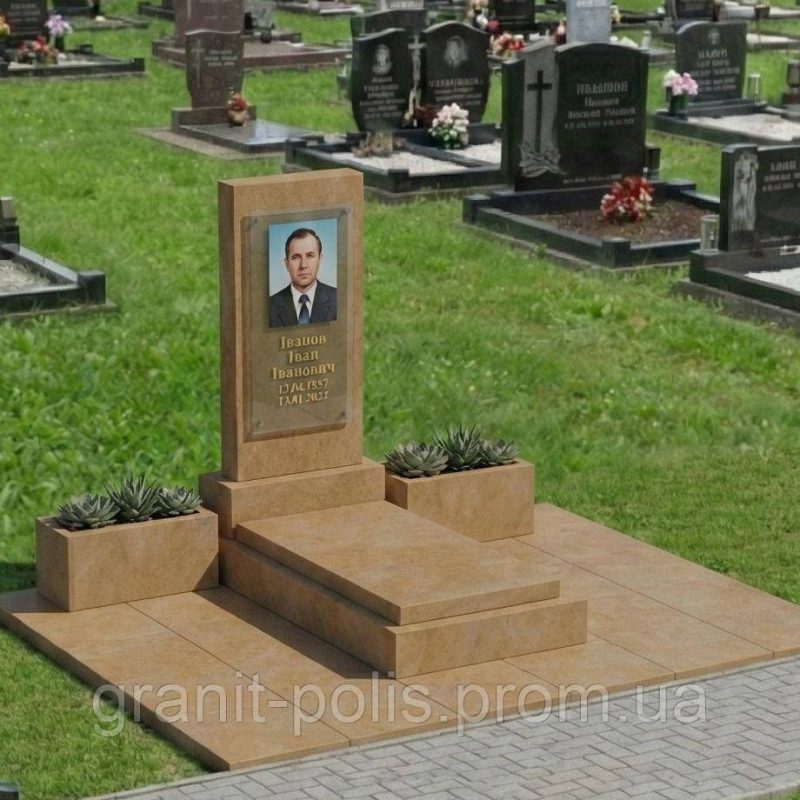 7026143138 pamyatnik iz peschanika.jpg
