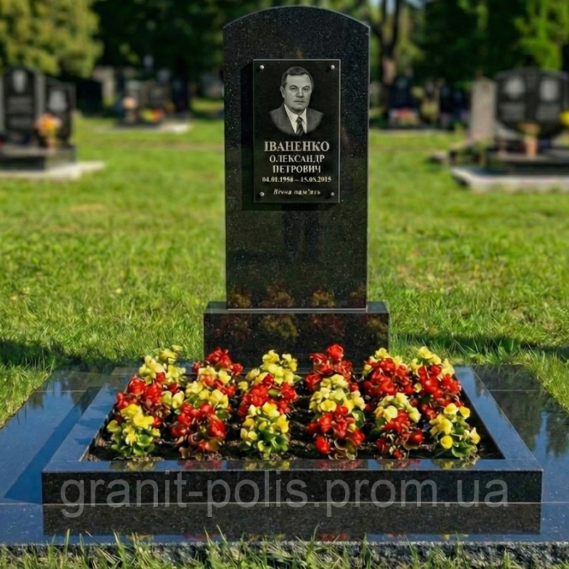 Пам'ятник із великим квітником і відмосткою сірий граніт