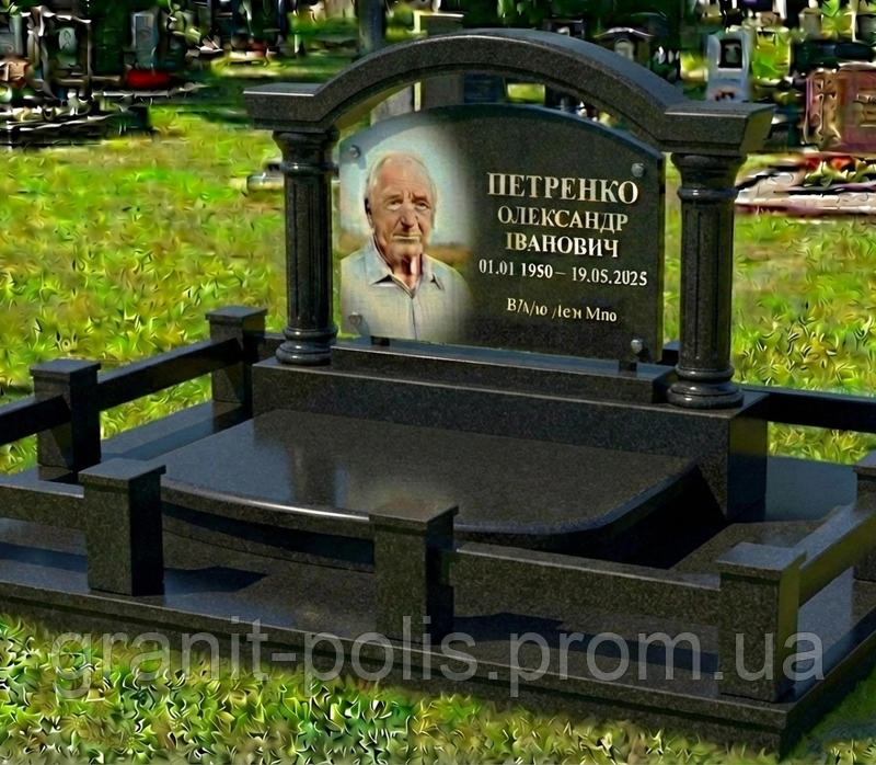 Меморіальний комплекс з аркою та колонами червоний граніт