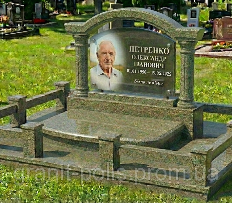 Меморіальний комплекс з аркою та колонами червоний граніт
