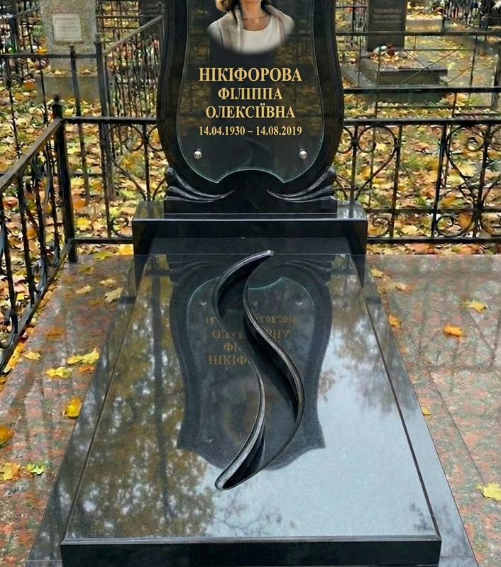 Одинарний пам'ятник із фігурною стелою сірий граніт