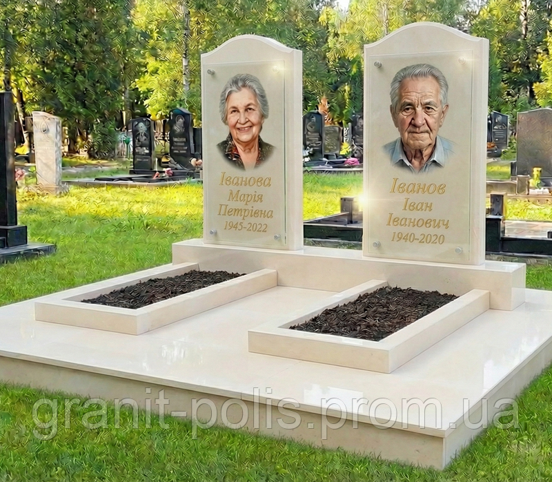Подвійний пам'ятник із червоного граніту з майданчиком і цоколем