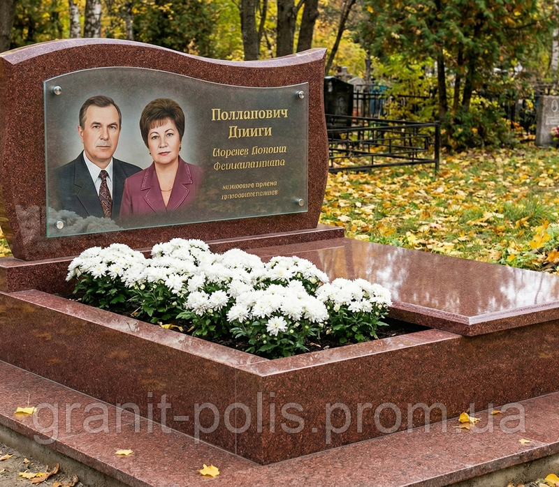 Подвійний горизонтальний пам'ятник із квітником і відмосткою з габбро