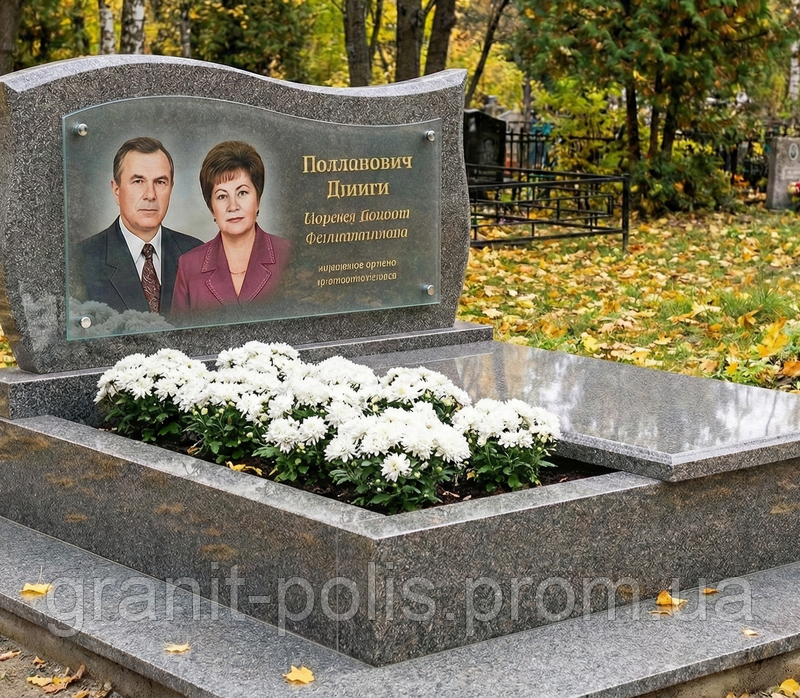 Подвійний горизонтальний пам'ятник із квітником і відмосткою з габбро