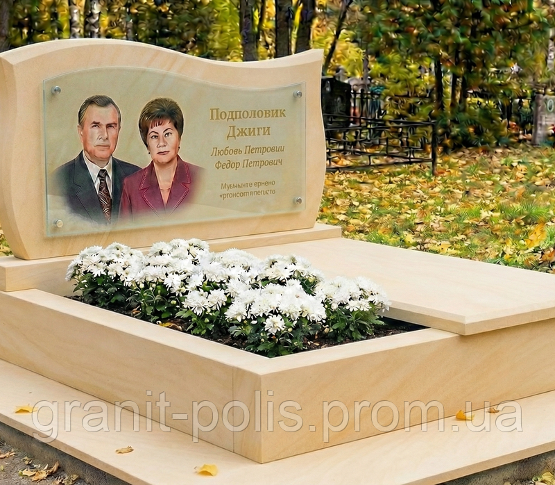 Подвійний горизонтальний пам'ятник із квітником і відмосткою з габбро
