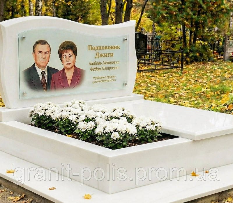 Подвійний горизонтальний пам'ятник із квітником і відмосткою з габбро