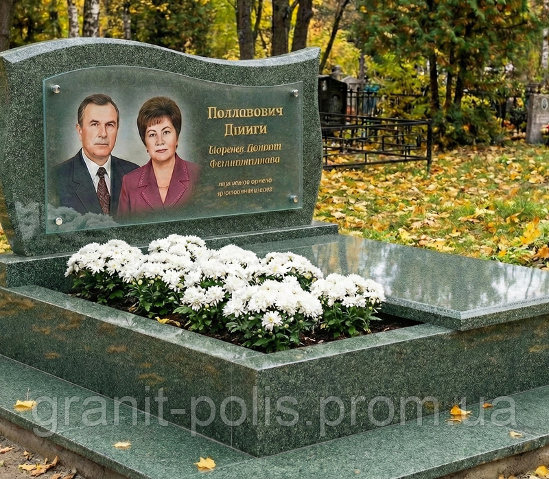 Подвійний горизонтальний пам'ятник із квітником і відмосткою з габбро