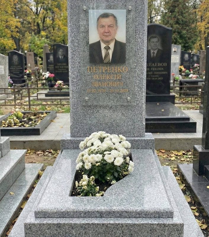 Класичний пам'ятник для чоловіка з цоколем із червоного граніту